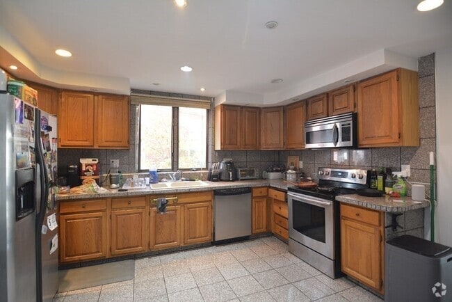 Building Photo - 168 Auburn St Unit A Rental