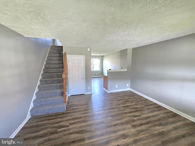 Photo - 2205 Redthorn Rd