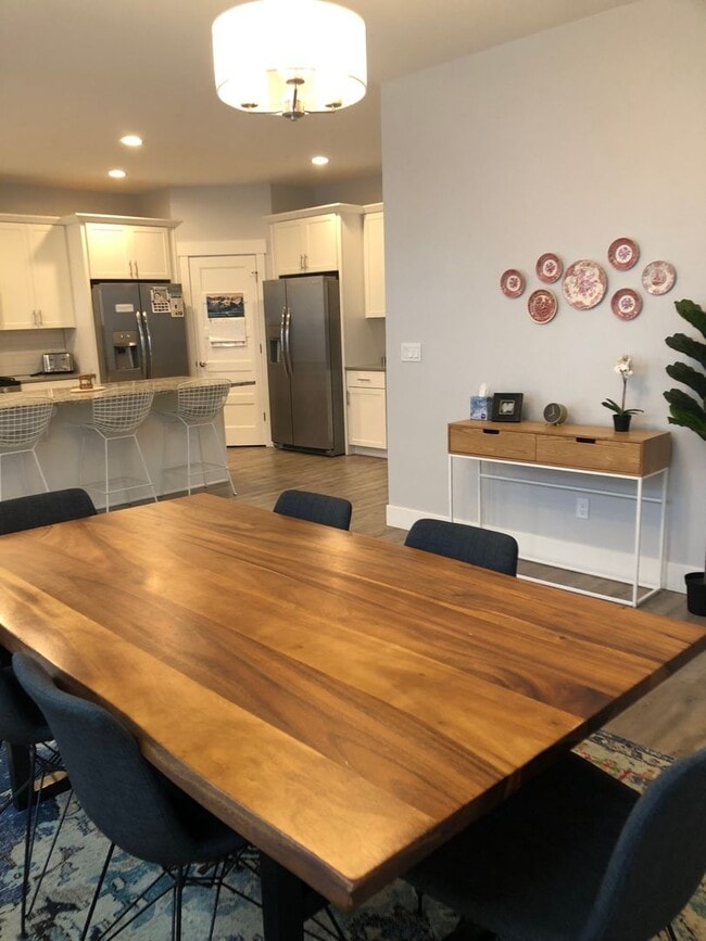 Photo - 5 Bedroom, 5.5 Bathroom Home in Hood River.