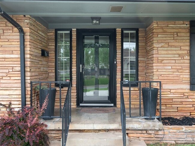 Photo - 1835 Drakestone Ave