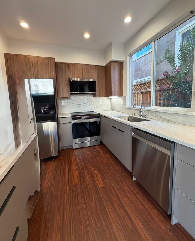 8922 Del Rio Cir