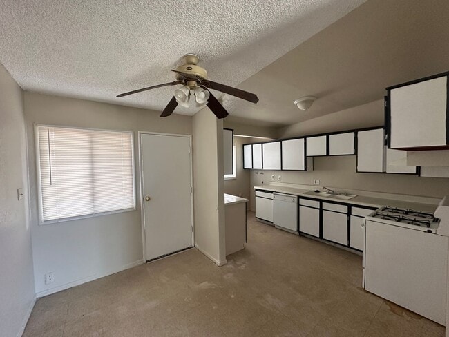 Photo - Modern 2-Bedroom Apartment with Garage – Convenient Living!