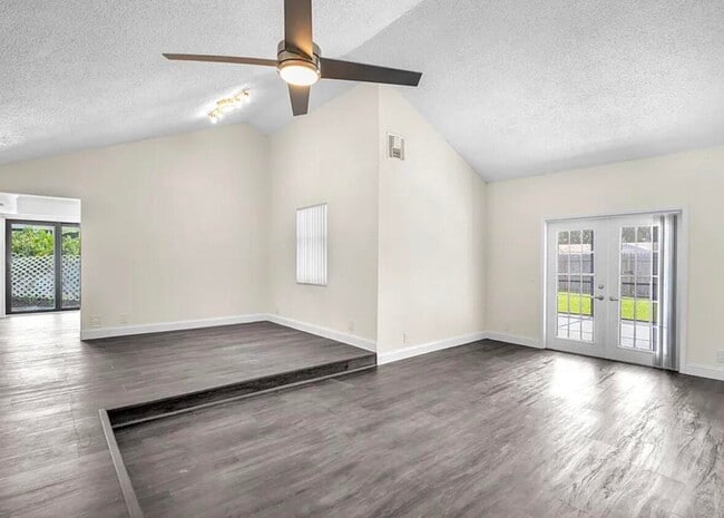 Photo - 654 West Dr
