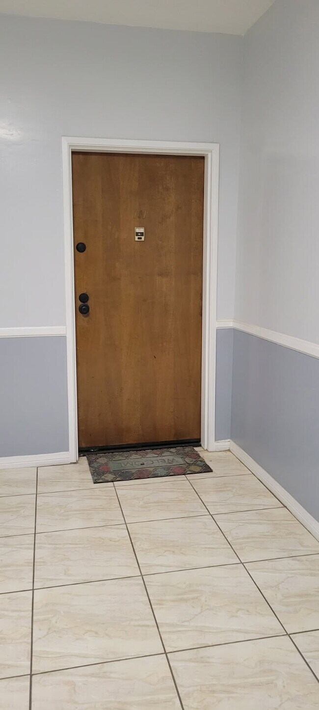 Puerta - 5135 Zelzah Ave Unidad 101