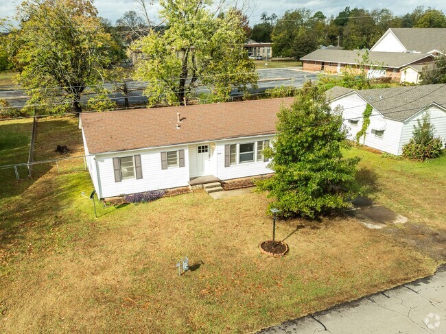 Building Photo - Freshly Updated 3 Bedroom House