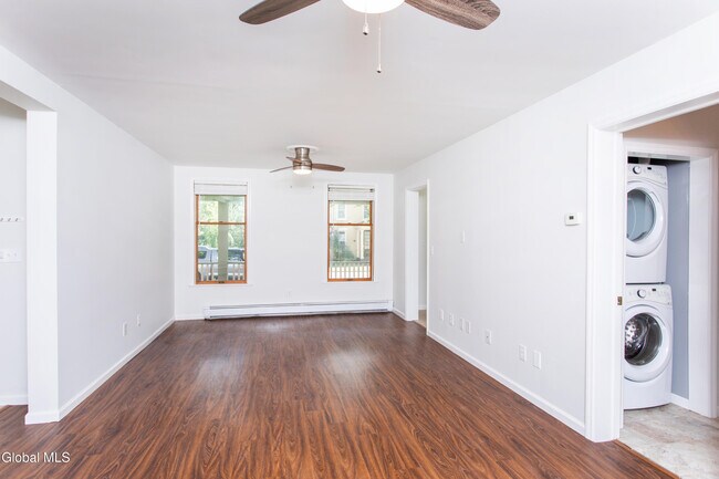 Photo - 105 Van Dam St
