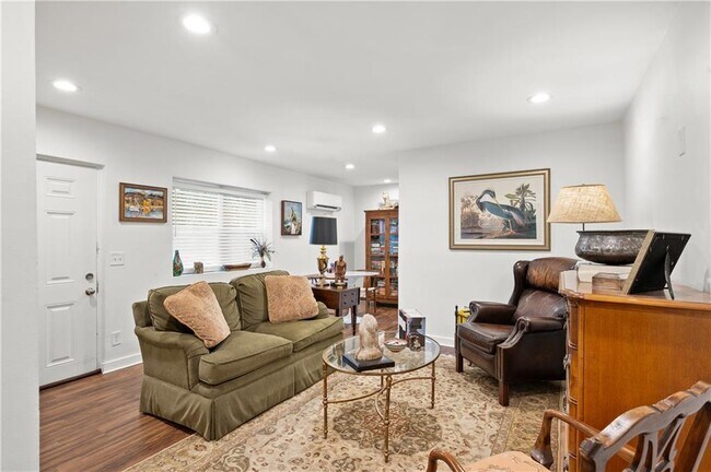 880 St Charles Ave NE Unit 9