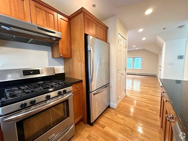 Building Photo - 8 Selkirk Rd Unit 4 Rental