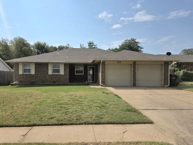 904 E Hills Dr