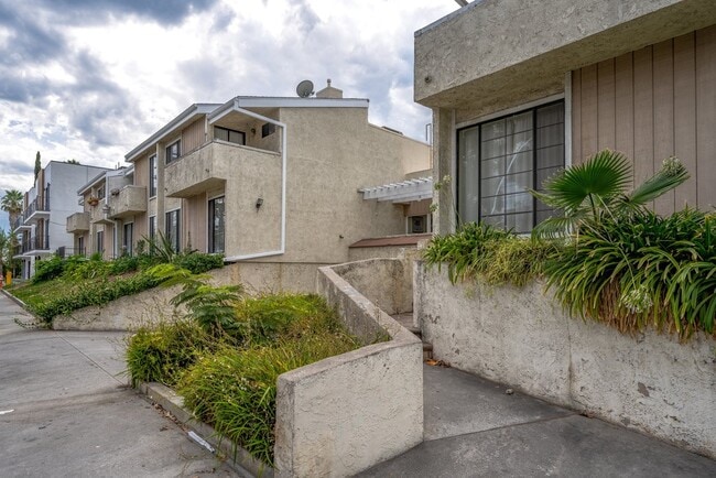 Building Photo - 11834 Gilmore St Rental