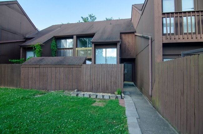 Building Photo - 2 Hickory Ct