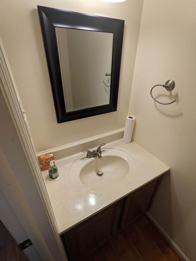 Medio baño en la planta baja - 9908 Whitney Cir