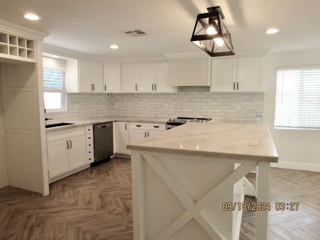 Photo - Completely remodeled 2bed/2bath cottage in... House