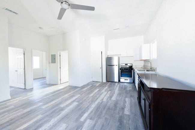 207 W Cypress Ave
