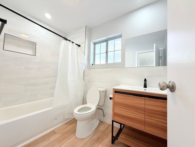 Photo - Huge 3 bedroom 2 bathroom for lease