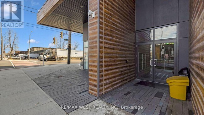 Photo - 408 Browns Line Unité 201