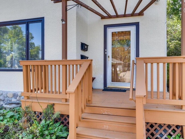 Photo - 2 Bed 1 Bath With Downtown Skyline View in Bryn Mawr!
Available August 1st.