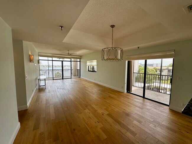 Photo - 11370 12 Oaks Way Unit 418
