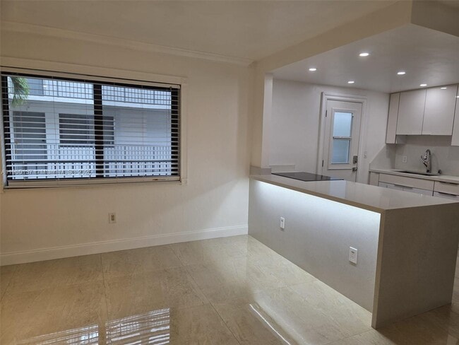 Photo - 3240 Mary St Unidad S203