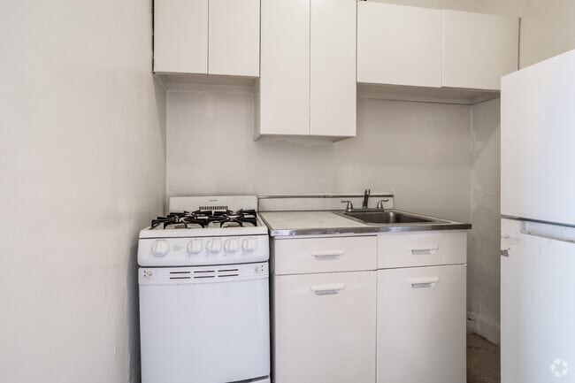 Efficiency, 1BA - Kitchen - Stonehurst Apartments
