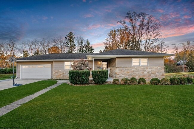 Photo - 670 Killarney Dr House