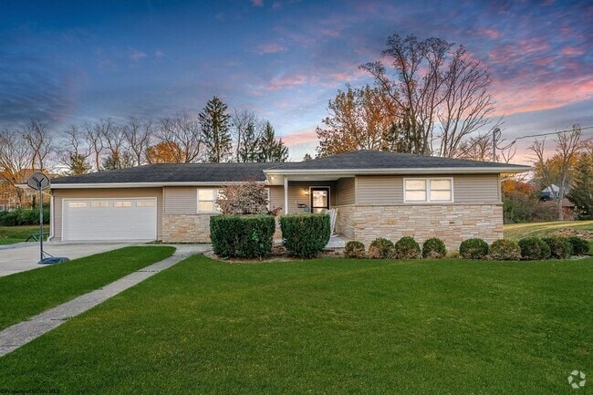Building Photo - 670 Killarney Dr Rental