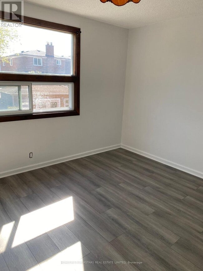 Photo - 1263 Woodbine Ave