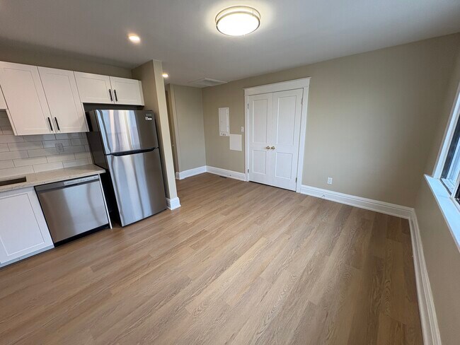 Photo - Fully Renovated 2 Bedroom Unit Unité 2