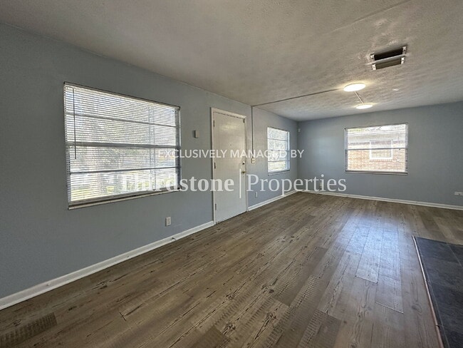 Photo - 3323 Martha St