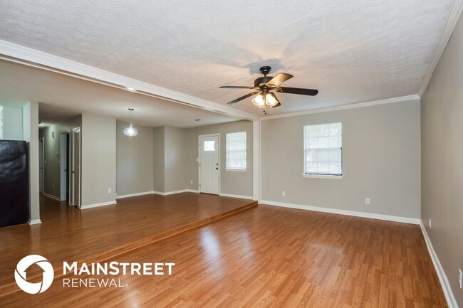 Photo - 619 Lakeridge Cir SE