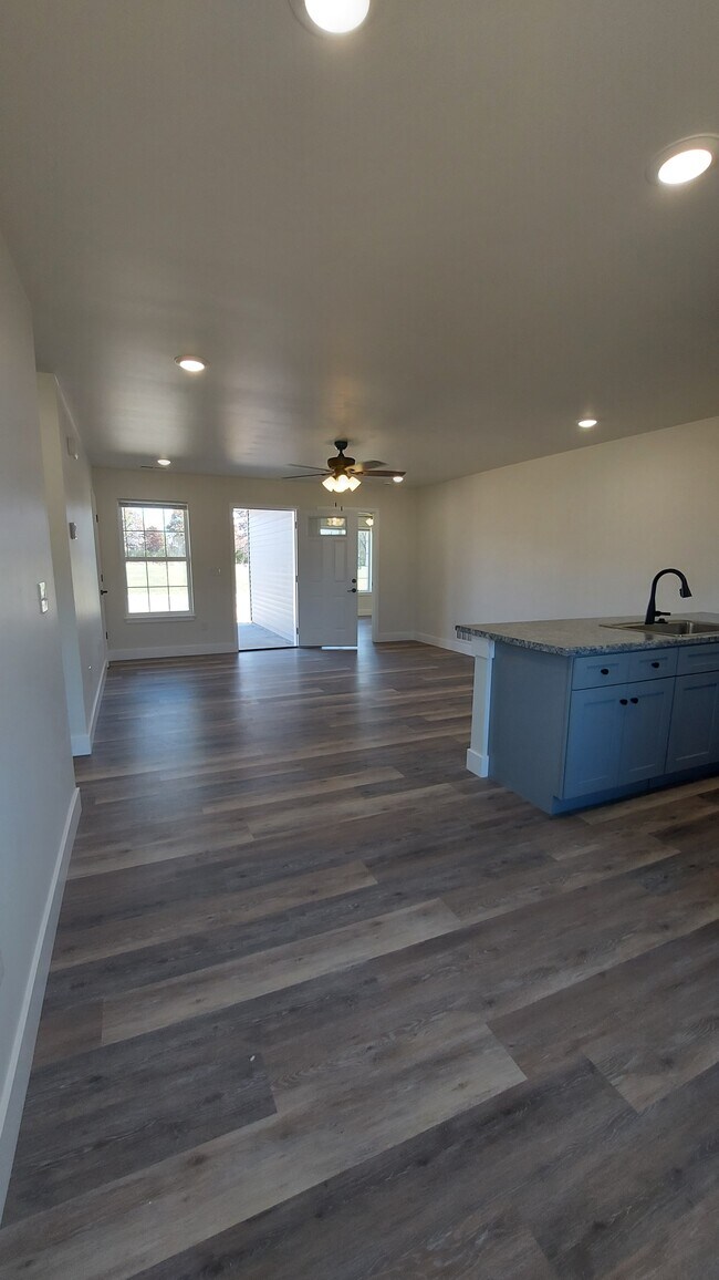 Photo - 1715 Talon St