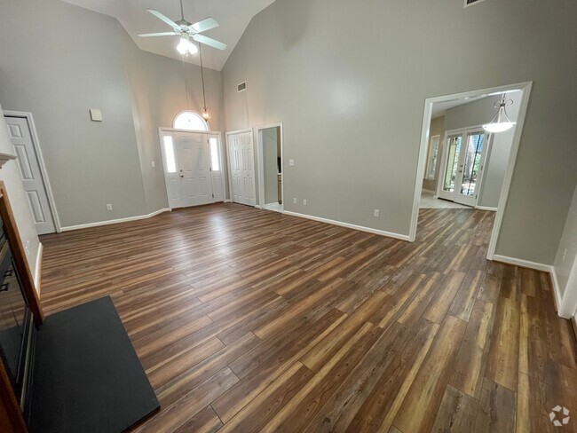 Building Photo - Charming, updated 3br house with separate ...