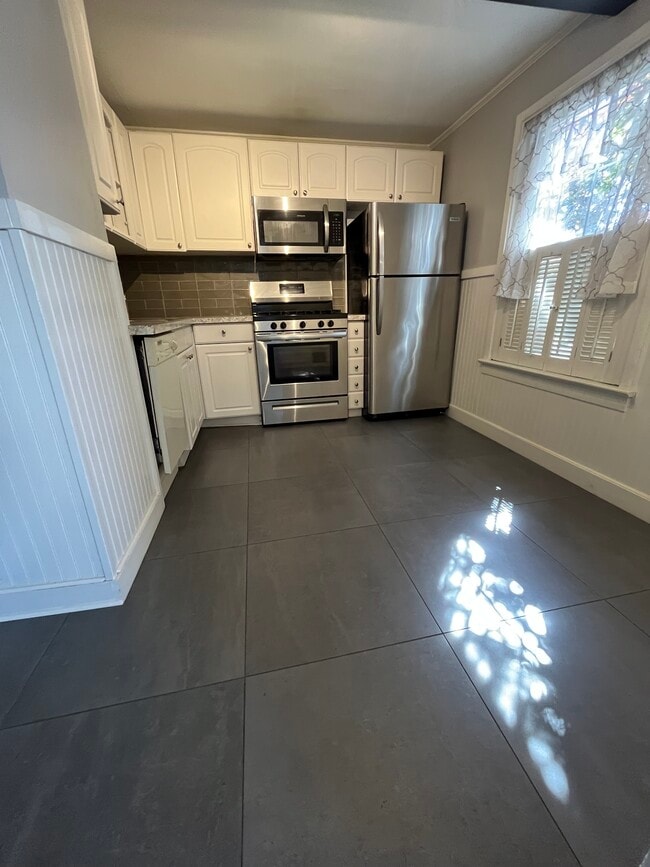 Building Photo - 383 Washington Ave Unit Lower Rental