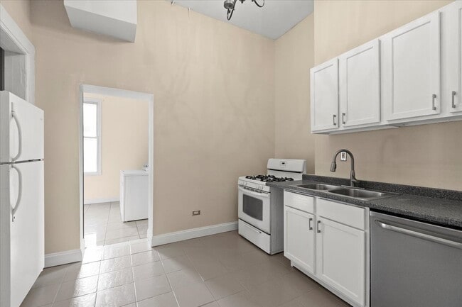Building Photo - 229 S Racine Ave Unit 2