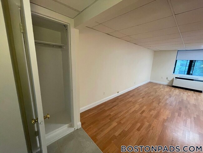 62 Boylston St Unidad L04