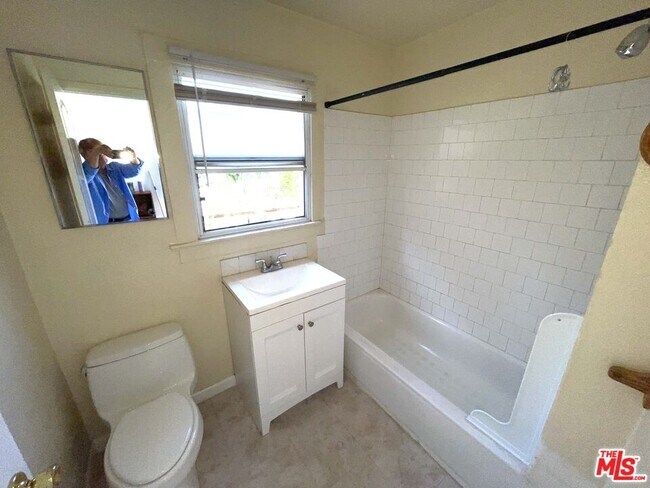 Photo - 1249 W 25th St Unidad 1251 1/2