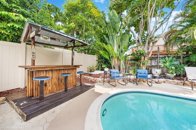 Photo - 2533 Bessie St