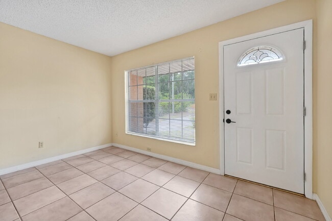 Photo - "Charming 2-Bed, 2-Bath Townhouse Retreat in Orlando's Heart - 1010 Sq Ft of Comfort!"