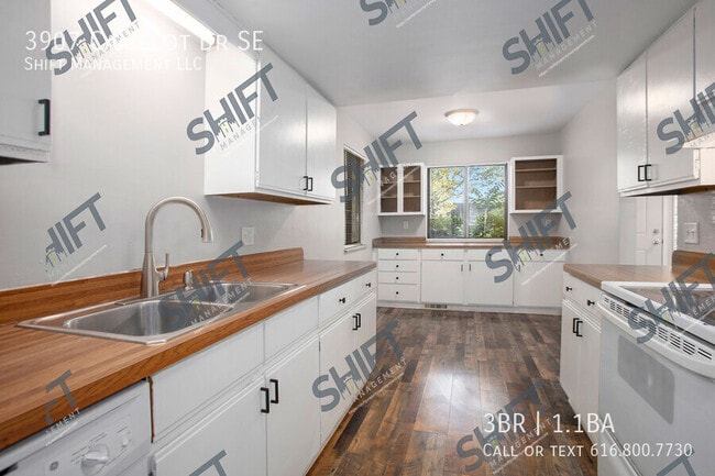 Photo - 3907 Camelot Dr SE