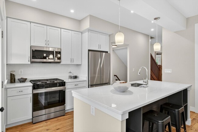 Building Photo - Renovated Hill East 3BR Near Metro + Parking