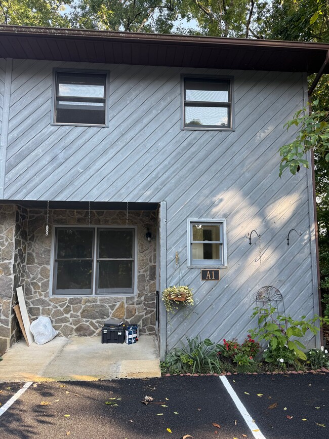 348 River Rd