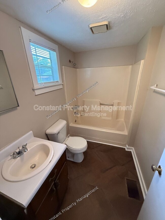 Photo - 825 E Broadway St