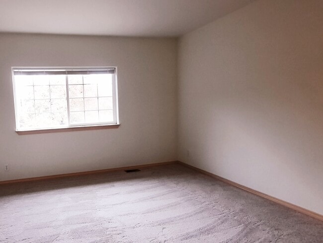 Building Photo - 860 SE Sentry Dr