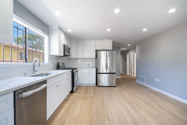 Photo - 1049 W 62nd St Unit 1049 1/4