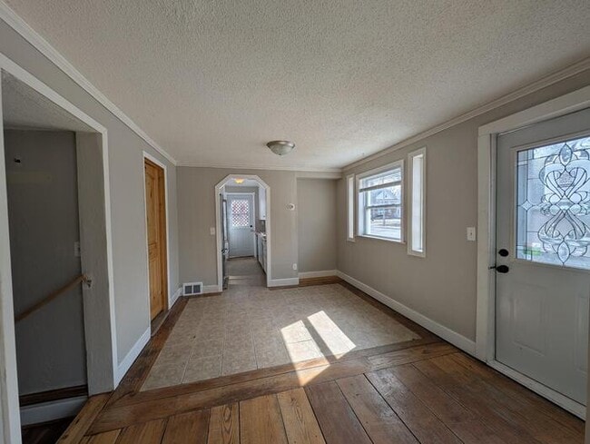 Photo - 140 Park St E