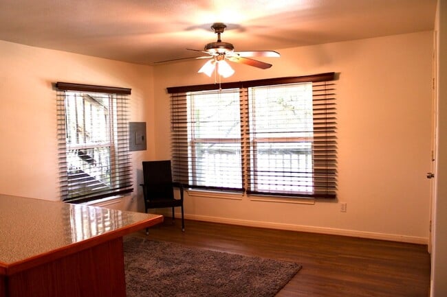 Photo - 219 W 5th St