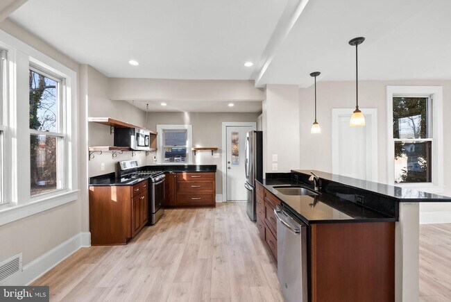 Photo - 10512 Warfield St