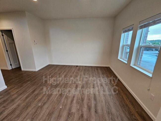 Photo - 502 NE Stadium Way