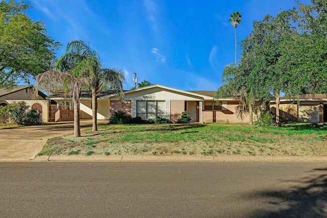 Building Photo - Charming 3-Bedroom Home in Central McAllen!