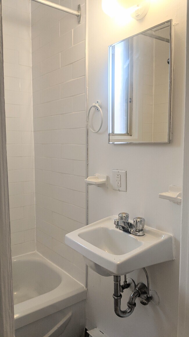 Photo - 2154-2160 rue Mont-Royal Est